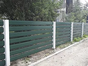 Горизонтальный металлоштакетник зеленого цвета забор купить Москва